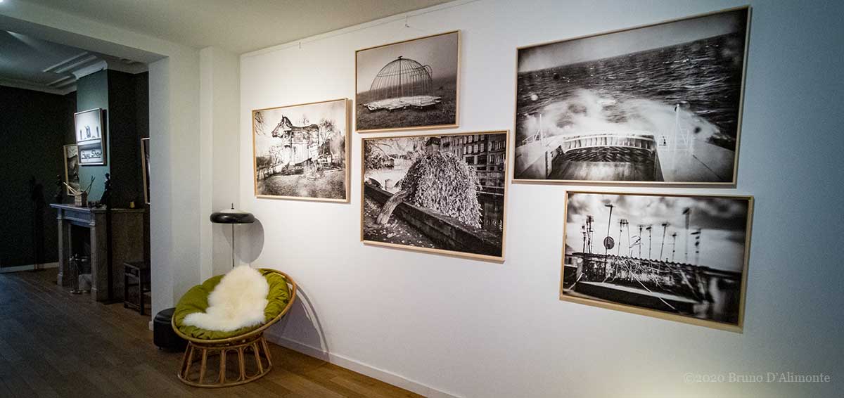 intérieur de la galerie Peep Art rue des Minimes Bruxelles avec quelques photographies exposées et issues du SEPIA IMAGINARIUM, une série de Bruno D'ALIMONTE.